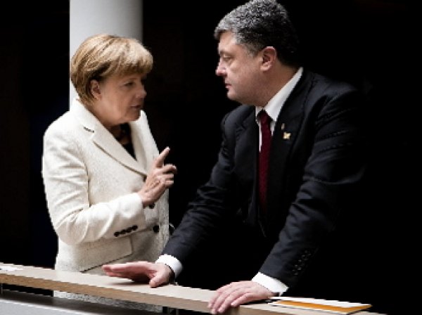 Опубликовано видео, как Порошенко забыл пожать руку Меркель