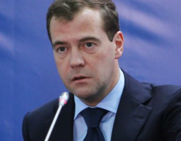 Медведев: Россия и Запад скатились к новой "холодной войне"