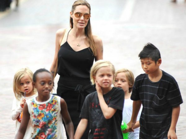 Анджелина Джоли уволила няню из-за "заигрываний с Брэдом Питтом"