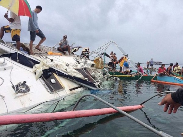 У берегов Филиппин обнаружили дрейфующую яхту с мумией на борту