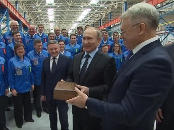 На заводе 70-летия Победы Путину вручили "ключ о неба"