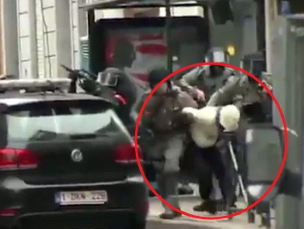 Видео задержания организатора терактов в Париже появилось в Сети