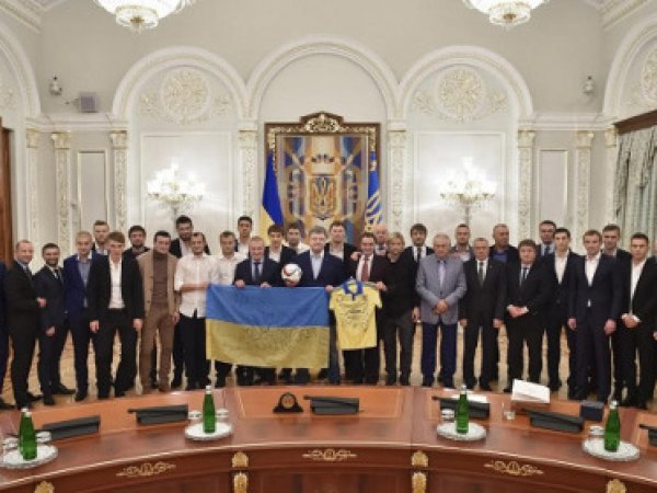 Порошенко выдал огнестрельное оружие футболистам сборной Украины по футболу