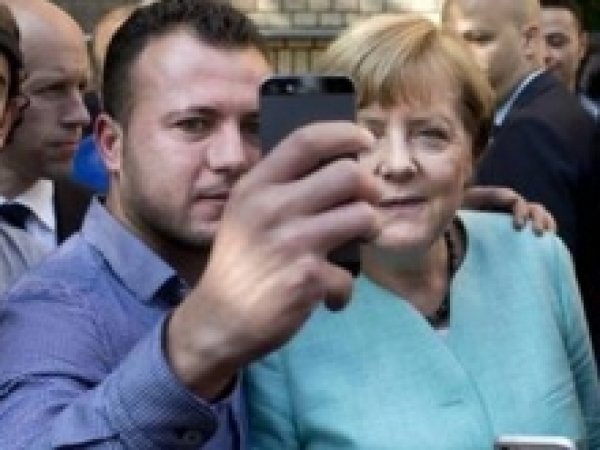 Фото Меркель с "террористом" обсуждают в соцсетях