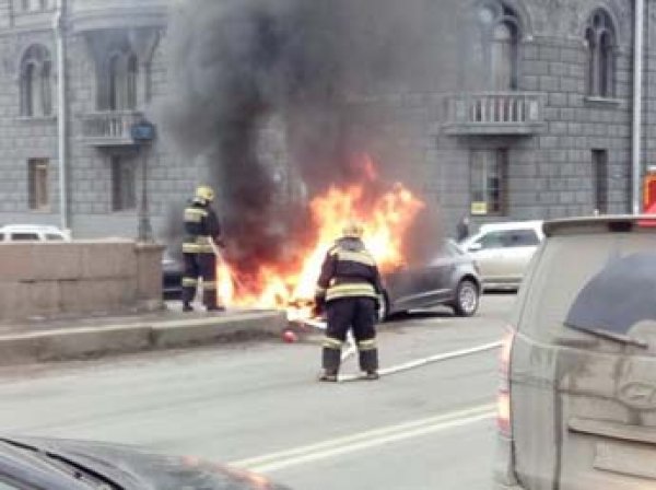 В центре Петербурга сожгли авто супруги Сергея Шнурова (фото, видео)
