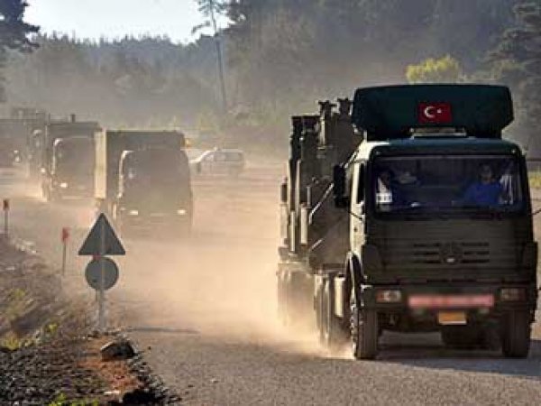 Минобороны РФ заявило, что из Турции в Сирию идут фуры с оружием