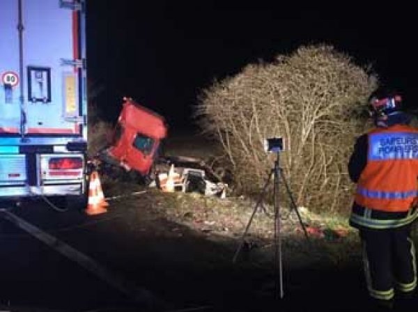 Во Франции микроавтобус столкнулся с грузовиком: минимум 12 погибших