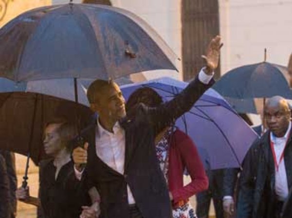Обама с историческим визитом прибыл на Кубу, Кастро не приехал его встречать