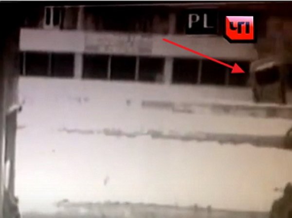 Момент падения автомобиля в Москве с 4-го этажа парковки попал на видео