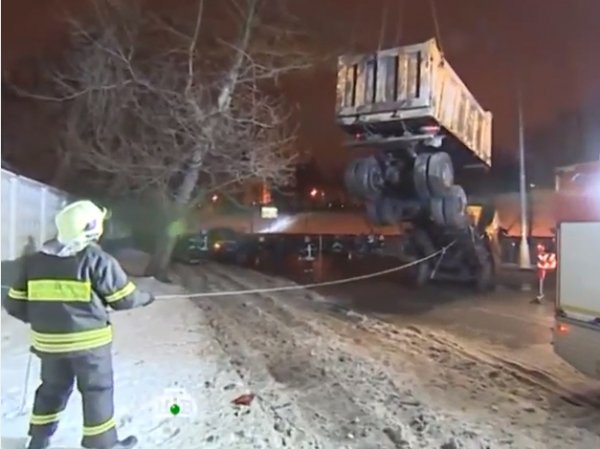 Сразу два грузовика за один вечер упали в Яузу в Москве