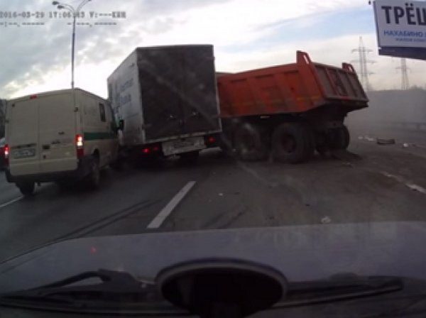 Массовое ДТП на МКАД: опубликовано видео столкновения авто инкассаторов с четырьмя грузовиками
