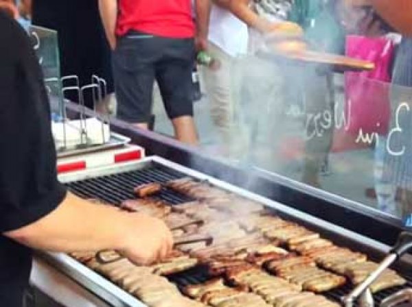 В кафе Германии из меню убирают свиные сосиски, чтобы не оскорблять мусульман