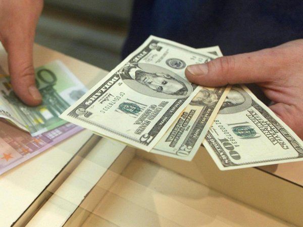 Курс доллара на сегодня, 29 марта 2016: аналитики посоветовали россиянам закупаться долларами