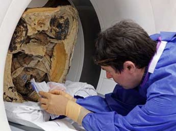 Внутри 1000-летней статуи Будды найден человек и тайное послание