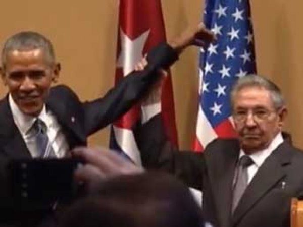 Рауль Кастро не позволил Обаме похлопать себя по плечу (видео)