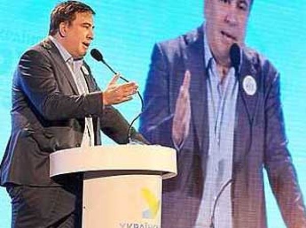 На форуме в Днепропетровске Саакашвили вышел в заправленных в носки штанах