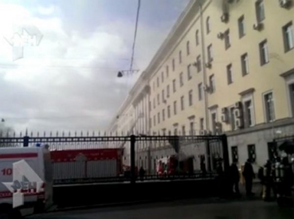 Пожар в здании Минобороны в Москве 2 апреля охватил все этажи (ВИДЕО)