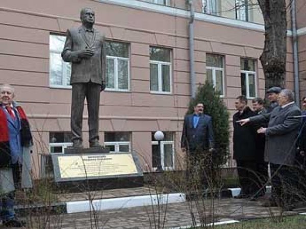 Жириновский открыл памятник самому себе под «Боже, царя храни»
