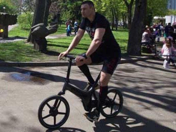 Мэр Киева Кличко упал с велосипеда по пути на работу