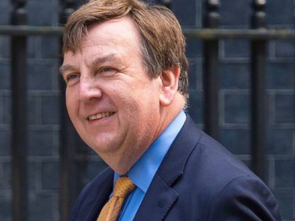 Британский министр культуры признался в связи с проституткой
