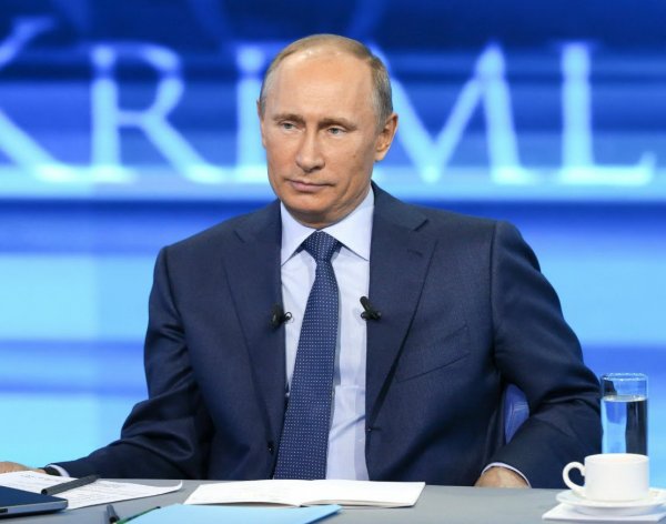 «Прямая линия» с Путиным продлилась менее 4 часов и завершилась «посланием бабы Зины»