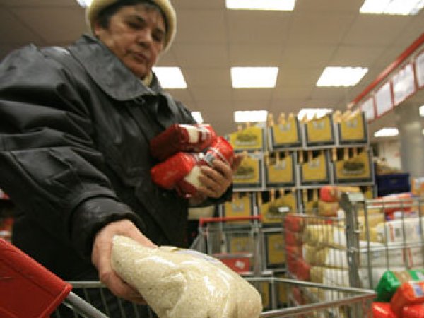 Впервые за 8 лет россияне стали тратить на еду более половины доходов
