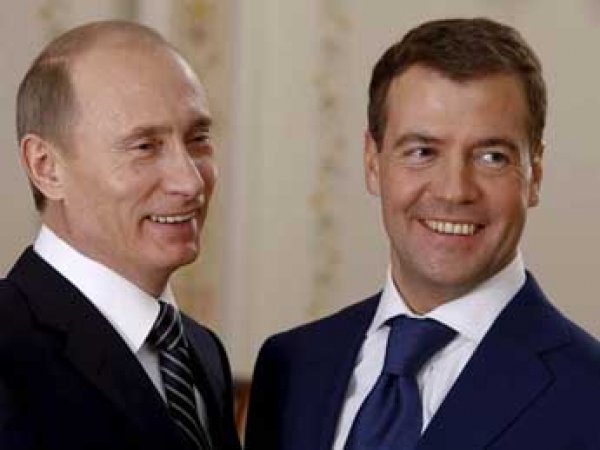 Путин и Медведев отчитались о доходах: разницы почти нет