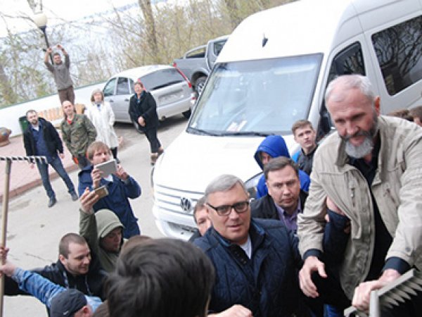 Жители Тольятти встретили Касьянова с граблями (ФОТО)(ВИДЕО)