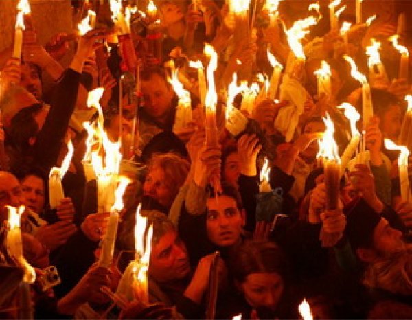 Благодатный огонь в Иерусалиме 2016 сошел на радость православных (ВИДЕО)