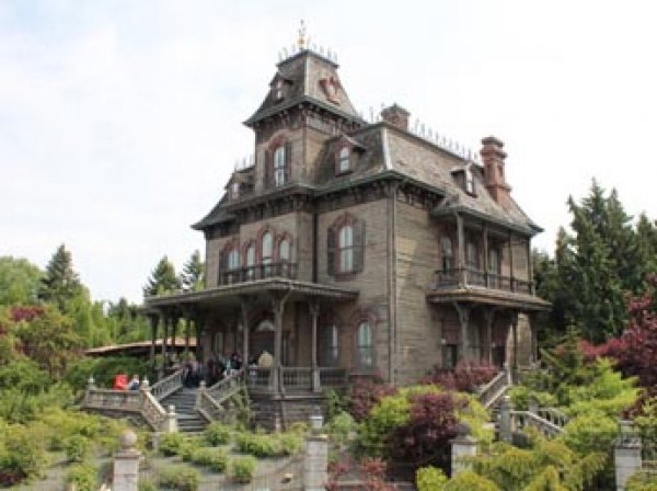 В Париже работник Диснейленда найден мертвым в доме с привидениями