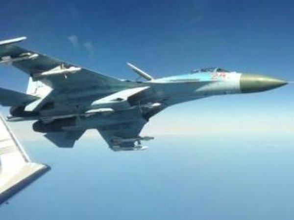 Пилоты российского Су-27 перехватили самолет-разведчик США