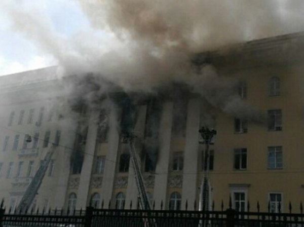 Пожар в здании Минобороны РФ распространился на 3500 м.кв (ВИДЕО)
