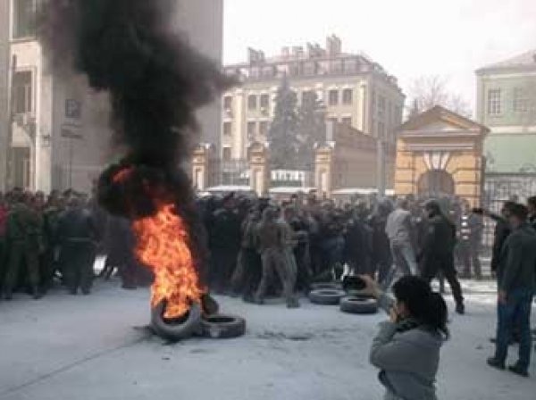 Беспорядки в Киеве 8 апреля: у здания администрации Порошенко начались столкновения (фото, видео)