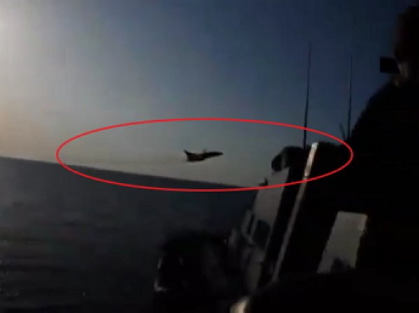 Опубликовано видео полета российских Су-24 над эсминцем "Дональдом Куком"
