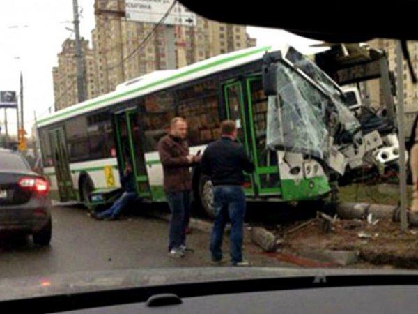 Авария на Мичуринском проспекте 15 апреля: автобус протаранил шесть машин и столб (ВИДЕО)
