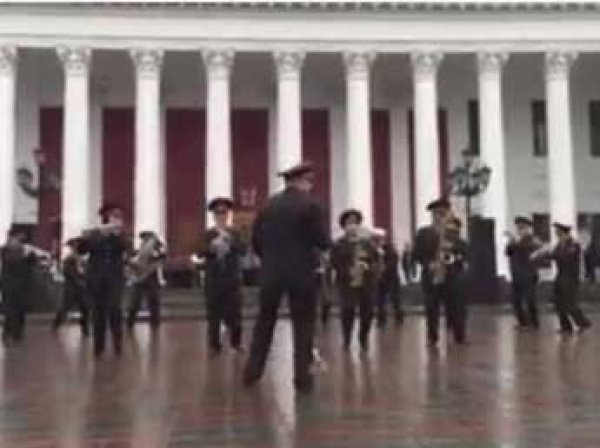 Оркестр Нацгвардии Украины исполнил хит про лабутены на главной площади Одессы