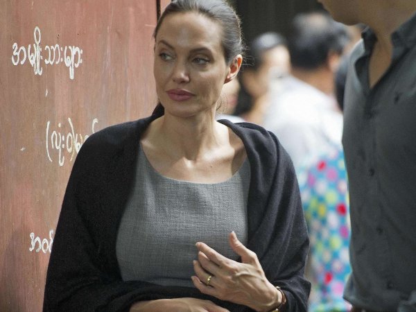 Анджелина Джоли, последние новости о здоровье 2016: папарацци засняли истощенную и бледную актрису в США (ФОТО)