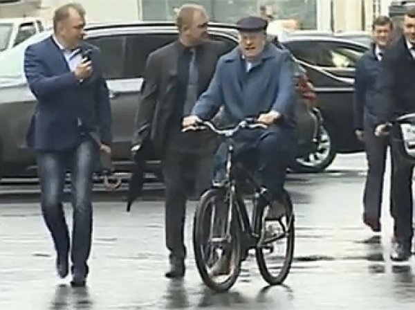 "А депутаты некоторые ленятся": Жириновский приехал в Госдуму на велосипеде