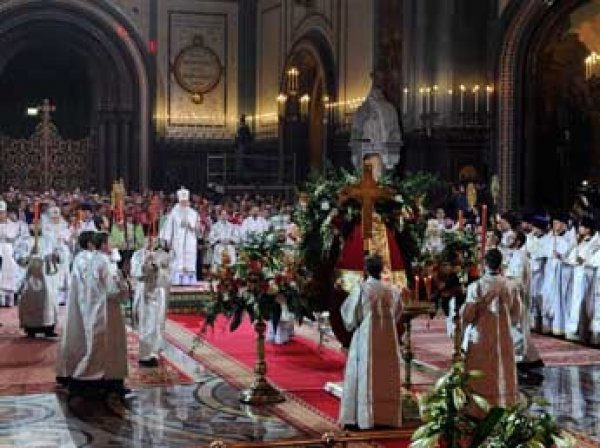 Православные верующие России отмечают Пасху, совпавшую с Первомаем