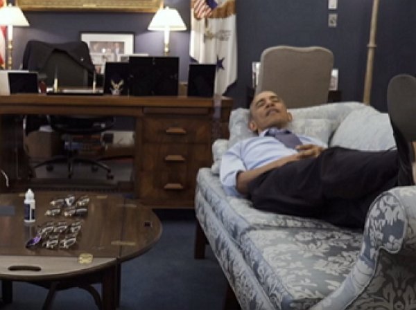 Барак Обама снял комедийный ролик о готовности пополнить «диванные войска»