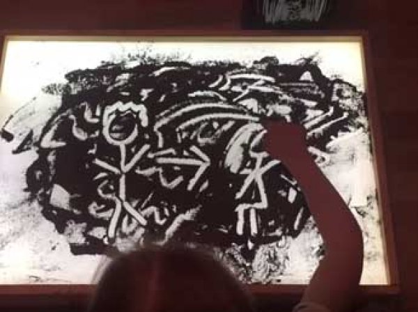 10-летняя школьница нарисовала прахом своего деда историю ВОВ