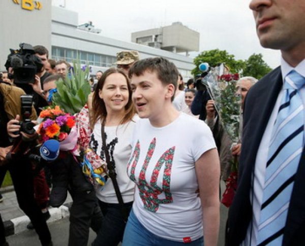 Обмен Савченко на россиян 25.05.2016: Савченко не приняла цветов от Тимошенко (ФОТО)