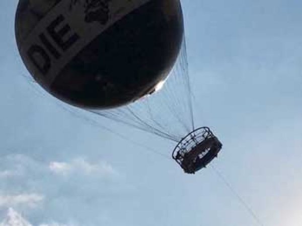Около 20 туристов зависли на воздушном шаре в небе над Берлином