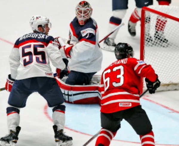 Канада стала чемпионом мира по хоккею, обыграв Финляндию в финале со счетом 2:0