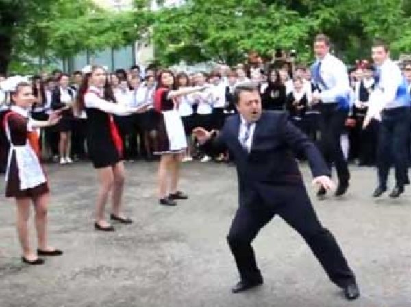 Сеть взорвало видео танца директора саратовского лицея на последнем звонке