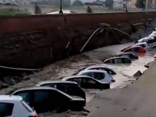 В центре Флоренции десятки автомобилей провалились в 200-метровую яму (ВИДЕО)