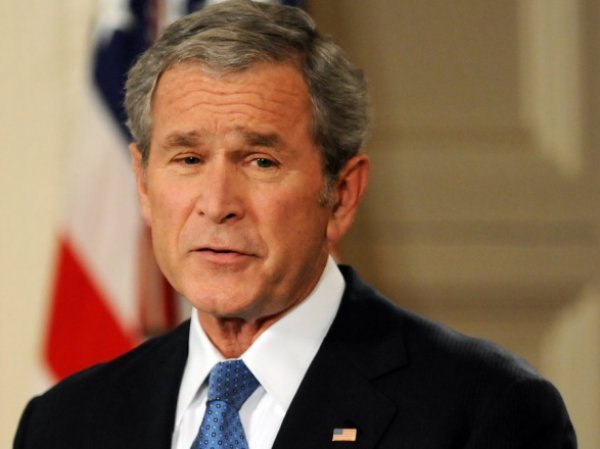 В Сети появились новые фото первой реакции Джорджа Буша на новость о терактах 11 сентября (ФОТО)