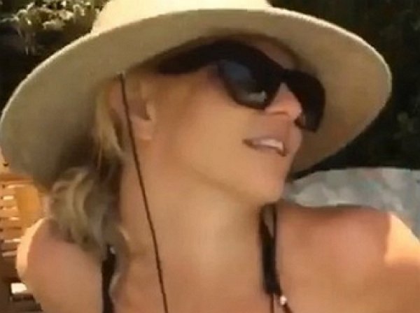 Бритни Спирс опубликовала откровенное видео в бикини