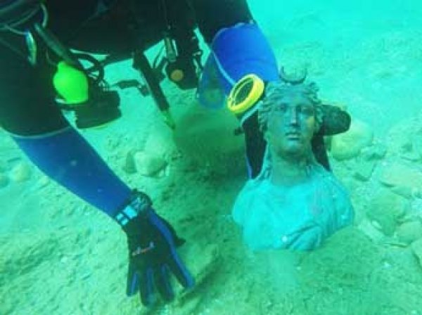 В Израиле дайверы случайно нашли затонувший 1,7 тыс. лет назад корабль с сокровищами