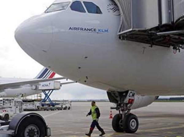 Два самолета столкнулись на взлетной полосе в аэропорту Парижа